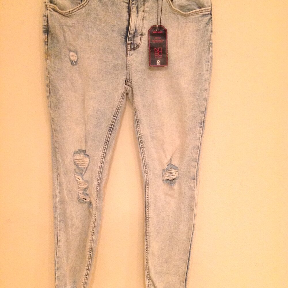 No Boundaries Distressed Jeans
